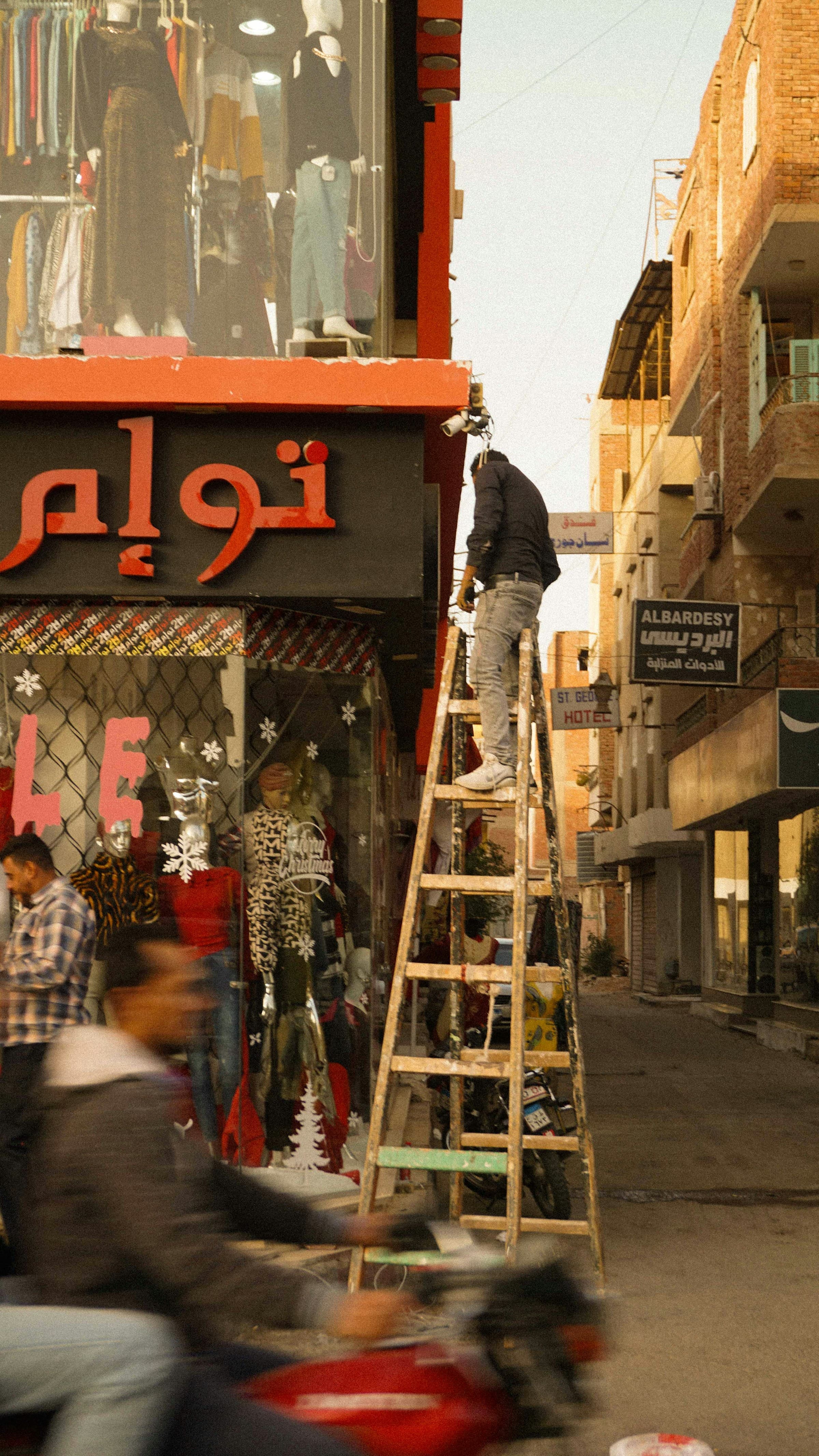 واجهة محل تجاري مفتوح على شارع مصري