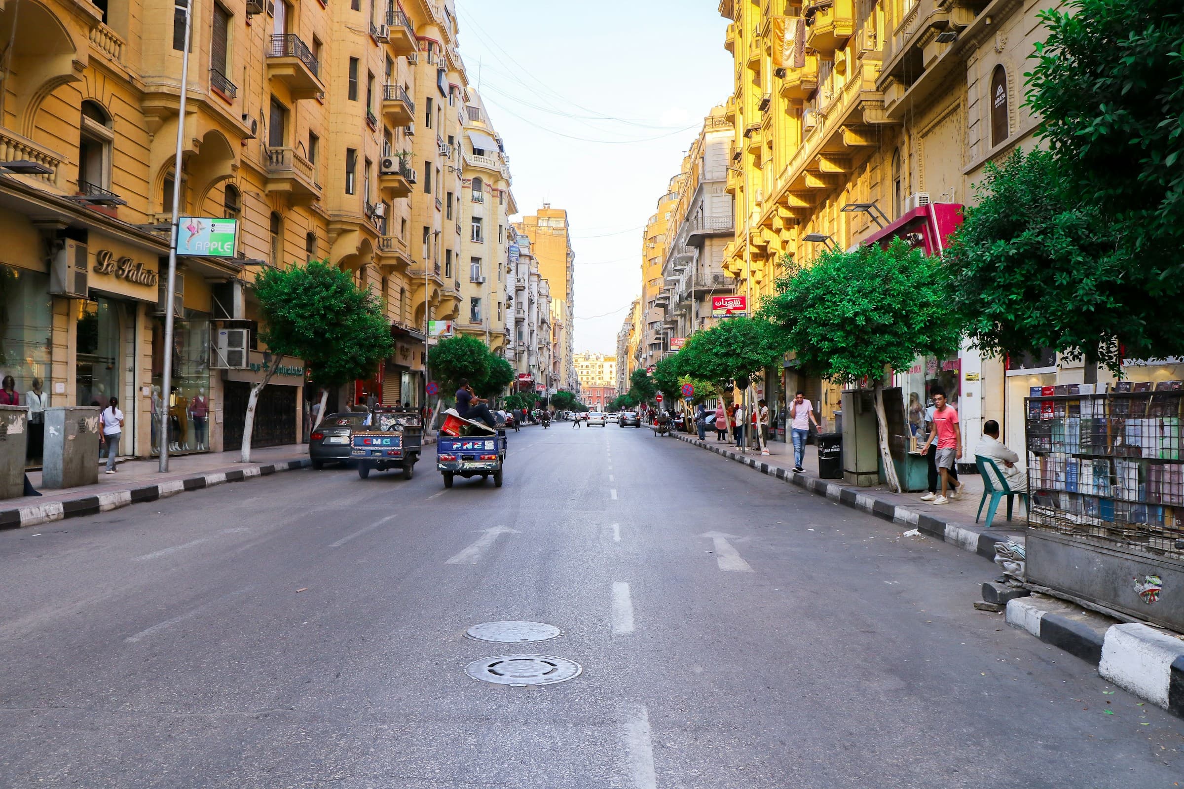 لقطة واسعة لشارع مصري من مستوى الأرض في ضوء ذهبي