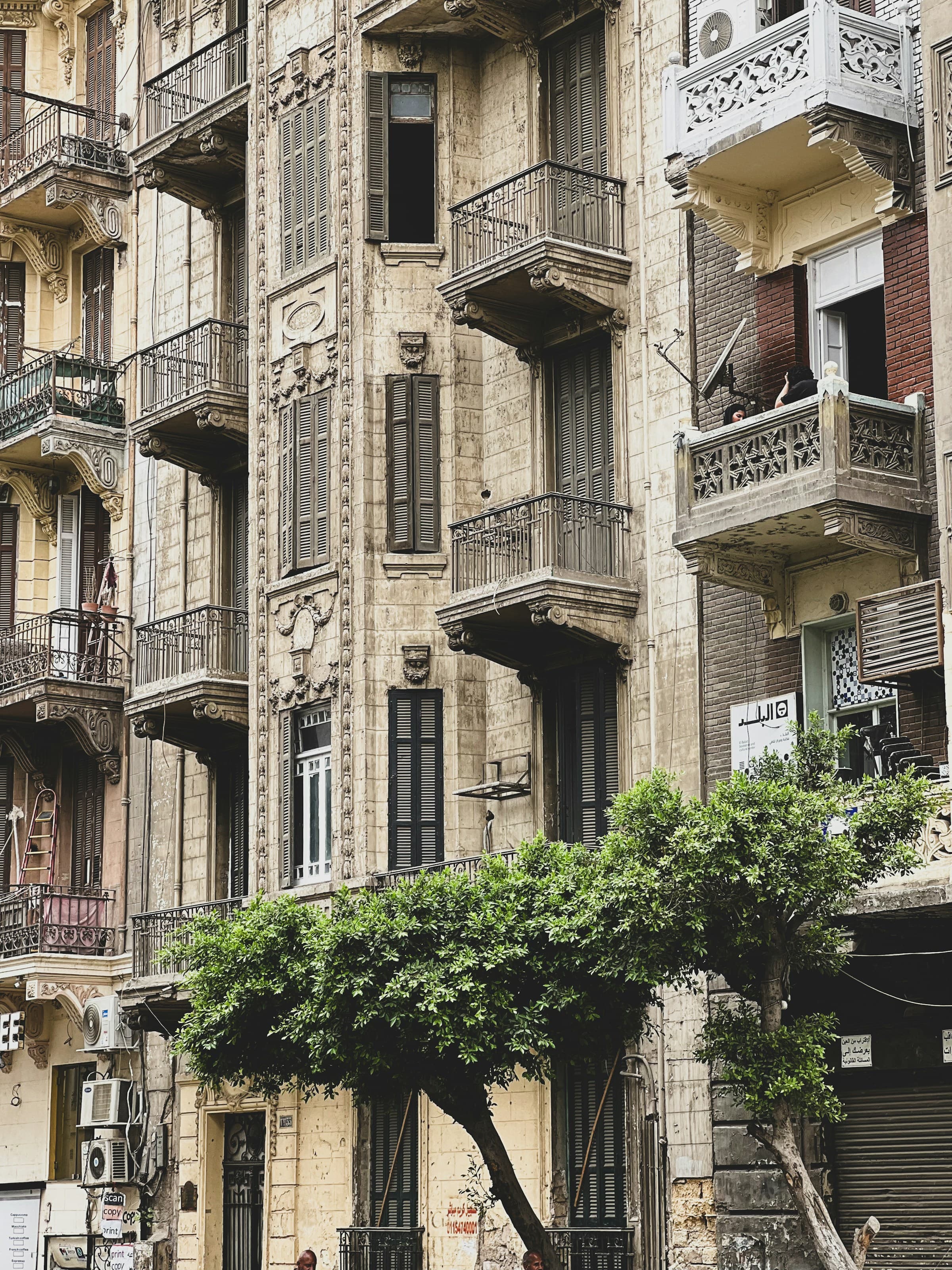تفاصيل واجهة حجرية بشرفات وشيش خشبي